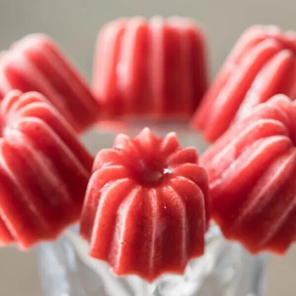 Glaces à l'eau aux fraises (mini-cannelés)