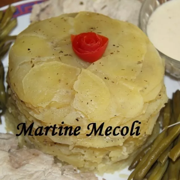 Filet moelleux, gâteau de pommes de terre, haricots verts et sauce blanche